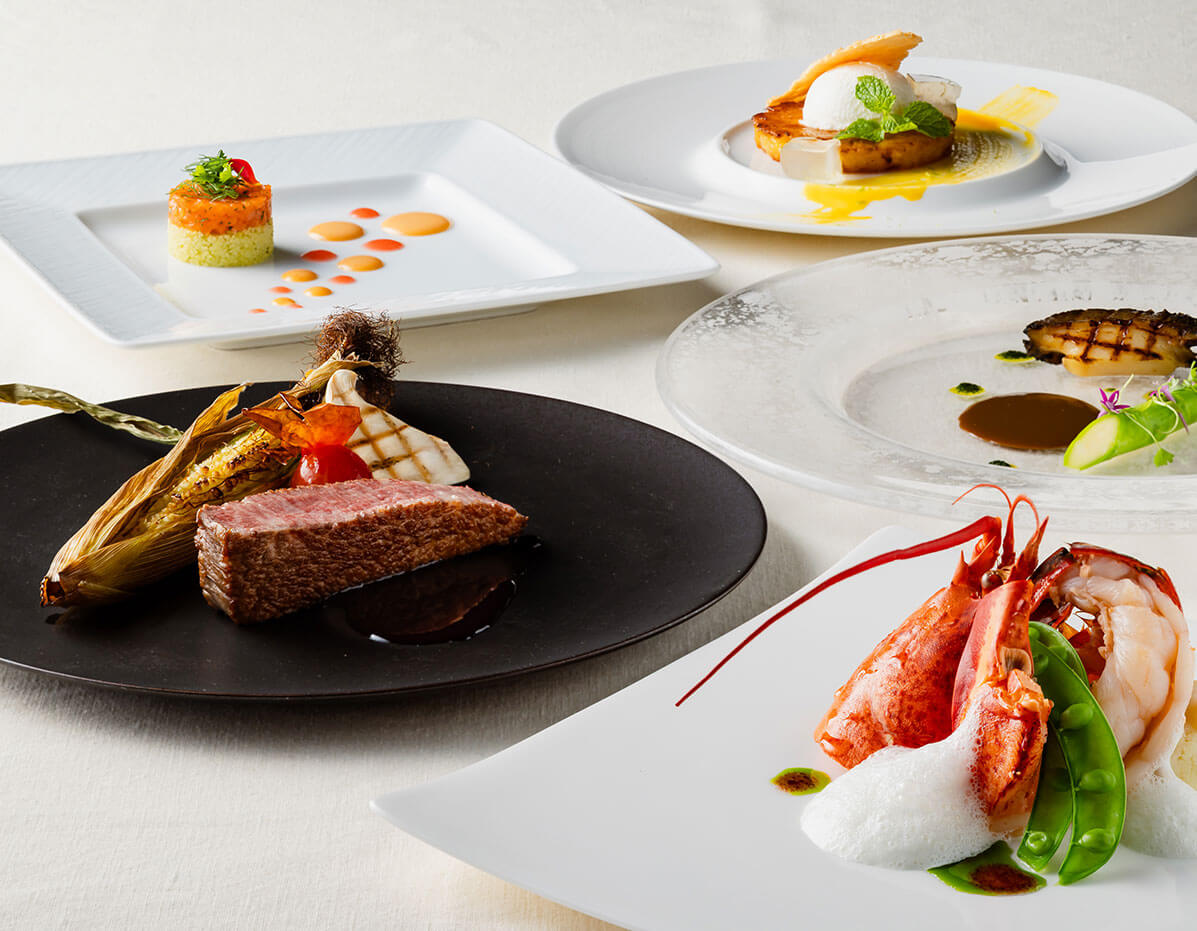 オマール海老やステーキを盛り合わせた本格フランス料理コース