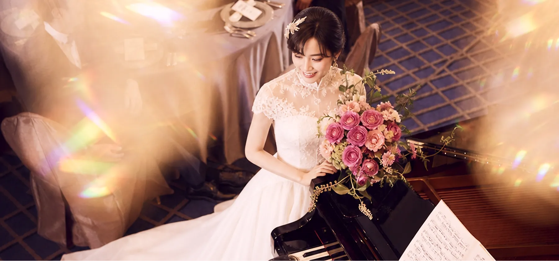 紫色の装飾が施されたテーブルが並ぶ、広々とした結婚披露宴会場です。
