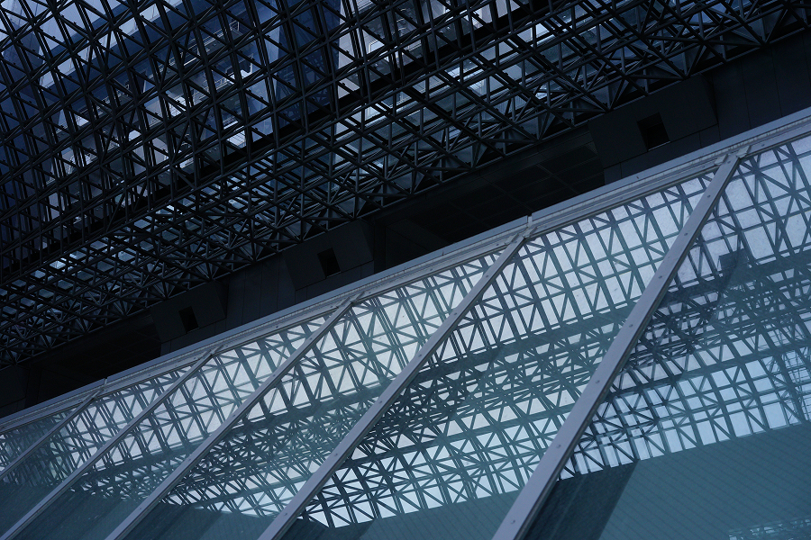 The roof design of Kyoto Station Building combines glass and steel.