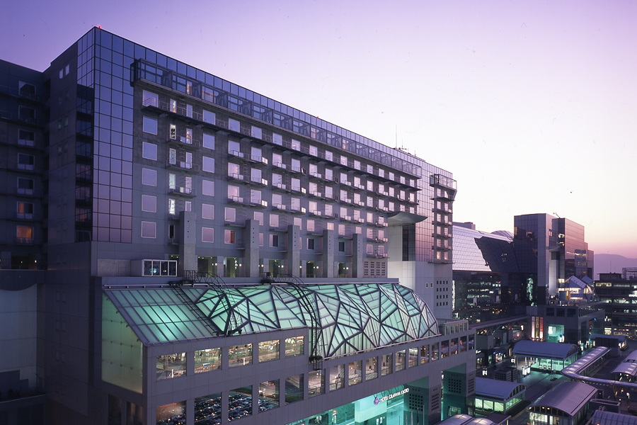 Exterior view of Hotel Granvia Kyoto against the backdrop of the twilight sky.
