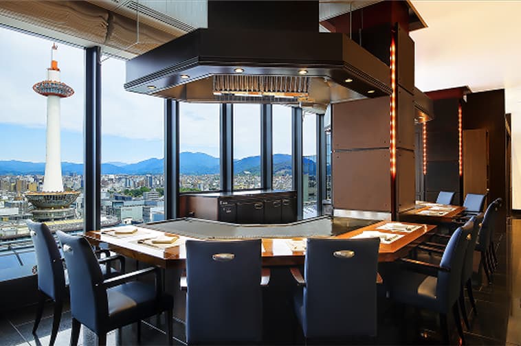 Interior view of a teppanyaki restaurant where you can enjoy the view from seats surrounding the teppanyaki counter.