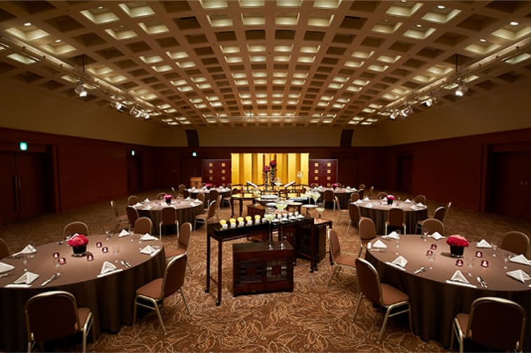 A medium-sized hall with round tables, suitable for banquets and dinners.