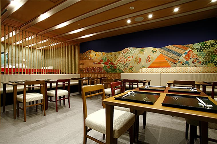 The interior of this tempura specialty restaurant has a spacious feel, mainly consisting of counter seating.