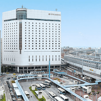 ライトアップされた岡山駅ビルとホテル外観
