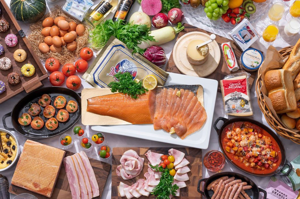 スクランブルエッグと具材が乗った豪華な洋食の朝食プレート。