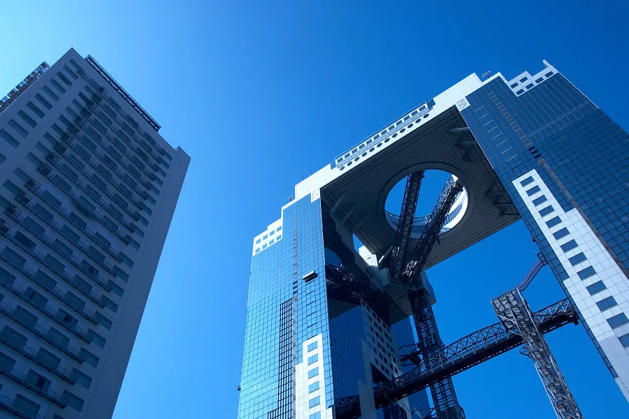 梅田スカイビルを見上げる青空の風景