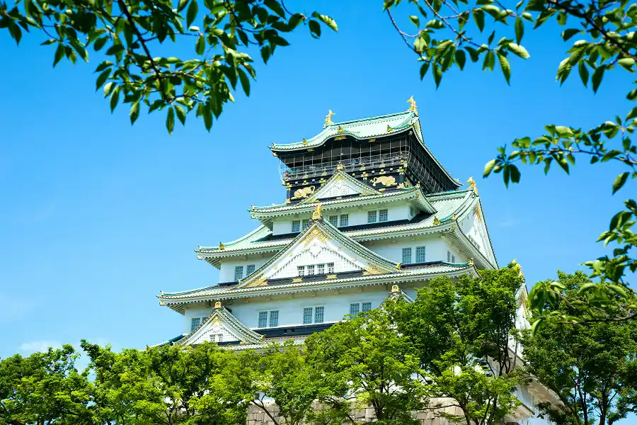 青空と緑に囲まれた大阪城天守閣