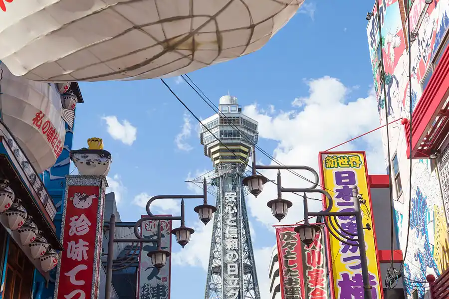 新世界の通天閣とにぎやかな商店街の風景
