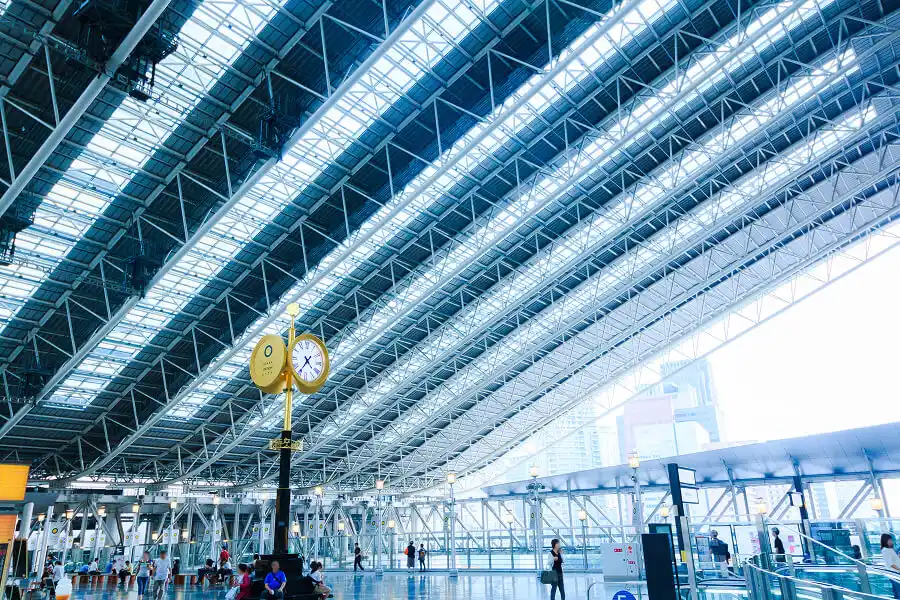 大阪駅の広々とした近代的な駅構内