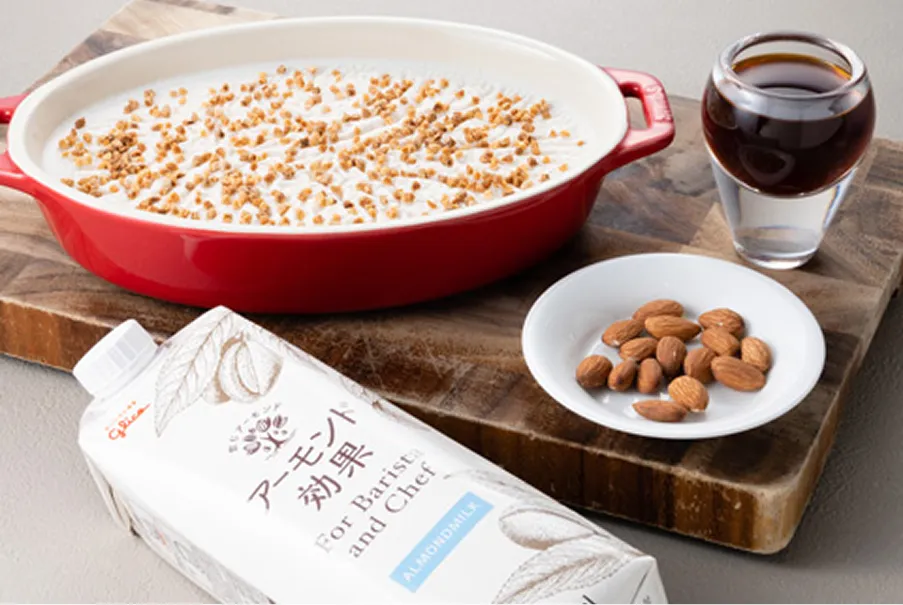 グリコの「アーモンド効果」を使用した香ばしいババロアに、バルサミコ風味の醤油ソースが美しくかかった洋風豆腐仕立てのデザート。