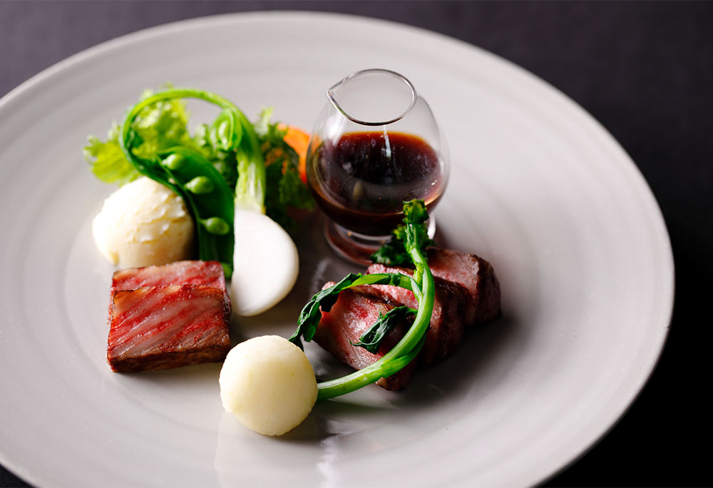 Photo: French cuisine served in the main dining room "Mikasa" (image)