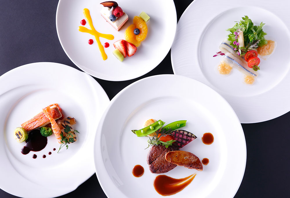 Photo: French cuisine served in the main dining room "Mikasa" (image)