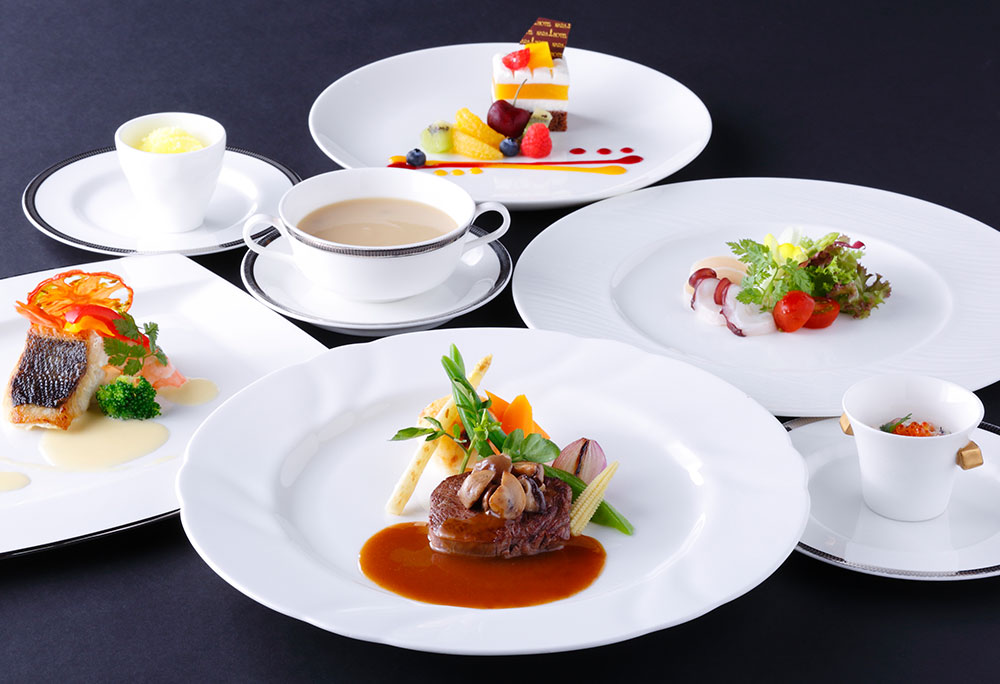 Photo: French cuisine served in the main dining room "Mikasa" (image)