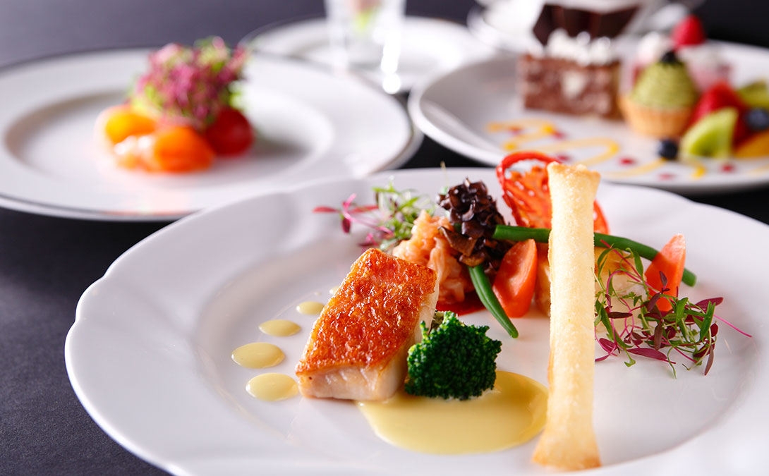 Photo: French cuisine served in the main dining room "Mikasa" (image)