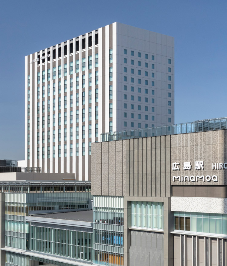 Photo: The area around the new station building of JR Hiroshima Station. In the foreground are the station plaza, bicycle parking lot, and a large shopping center. Hotel Granvia Hiroshima South Gate can be seen at the far left.