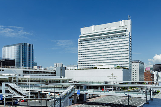 広島駅とホテルグランヴィア広島が並ぶ風景