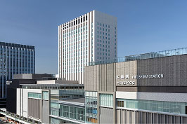 近代的な駅ビルとホテルグランヴィア広島サウスゲートが並ぶ都市の風景
