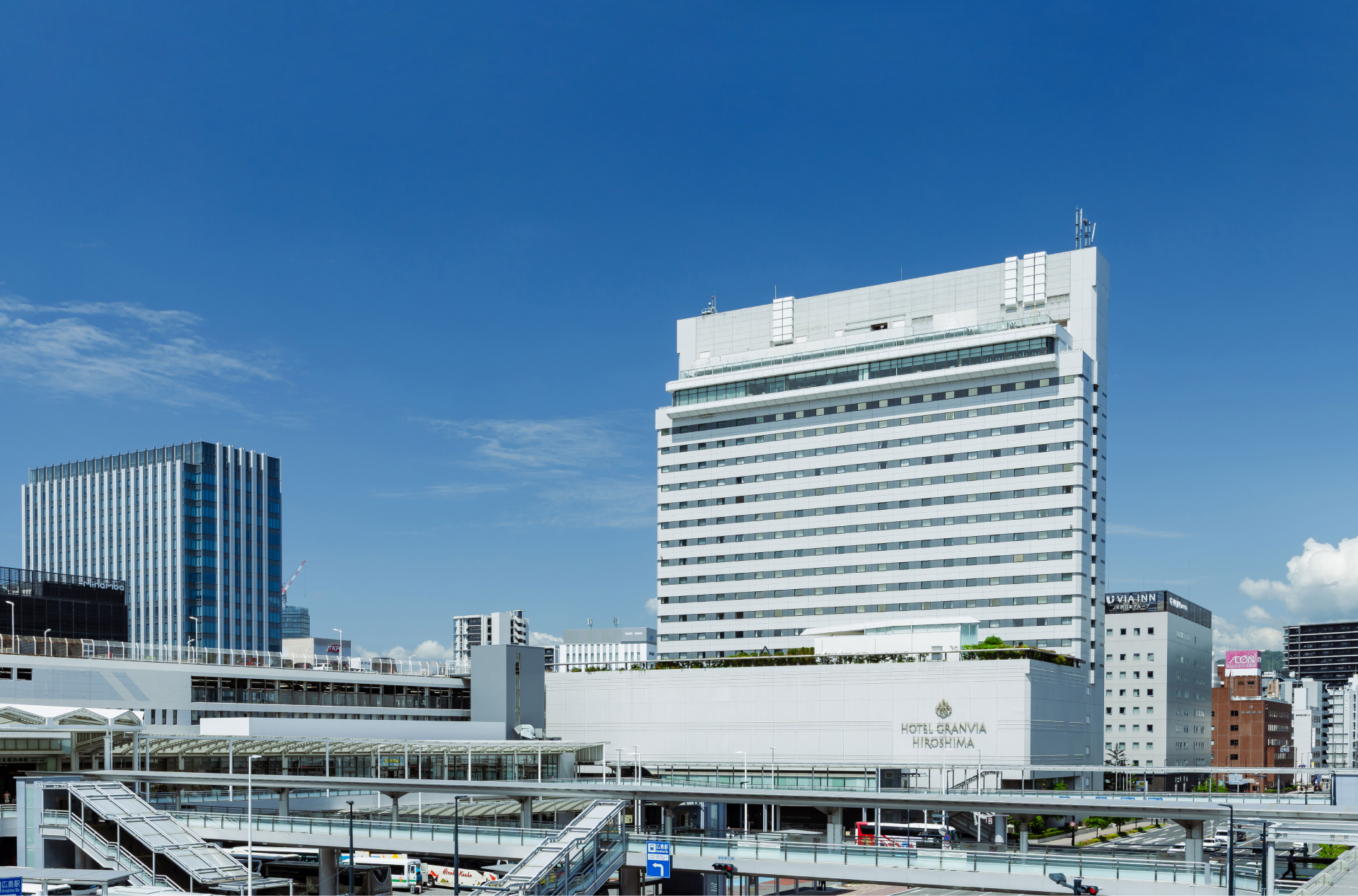 広島駅とホテルグランヴィア広島を望む駅前の都市景観