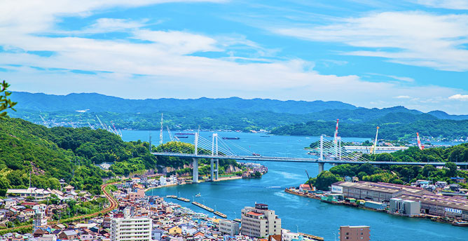 橋と海を望む自然豊かな港町の風景