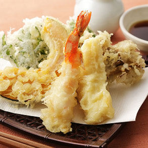 サクサクに揚げられた海老や季節野菜の天麩羅盛り合わせ