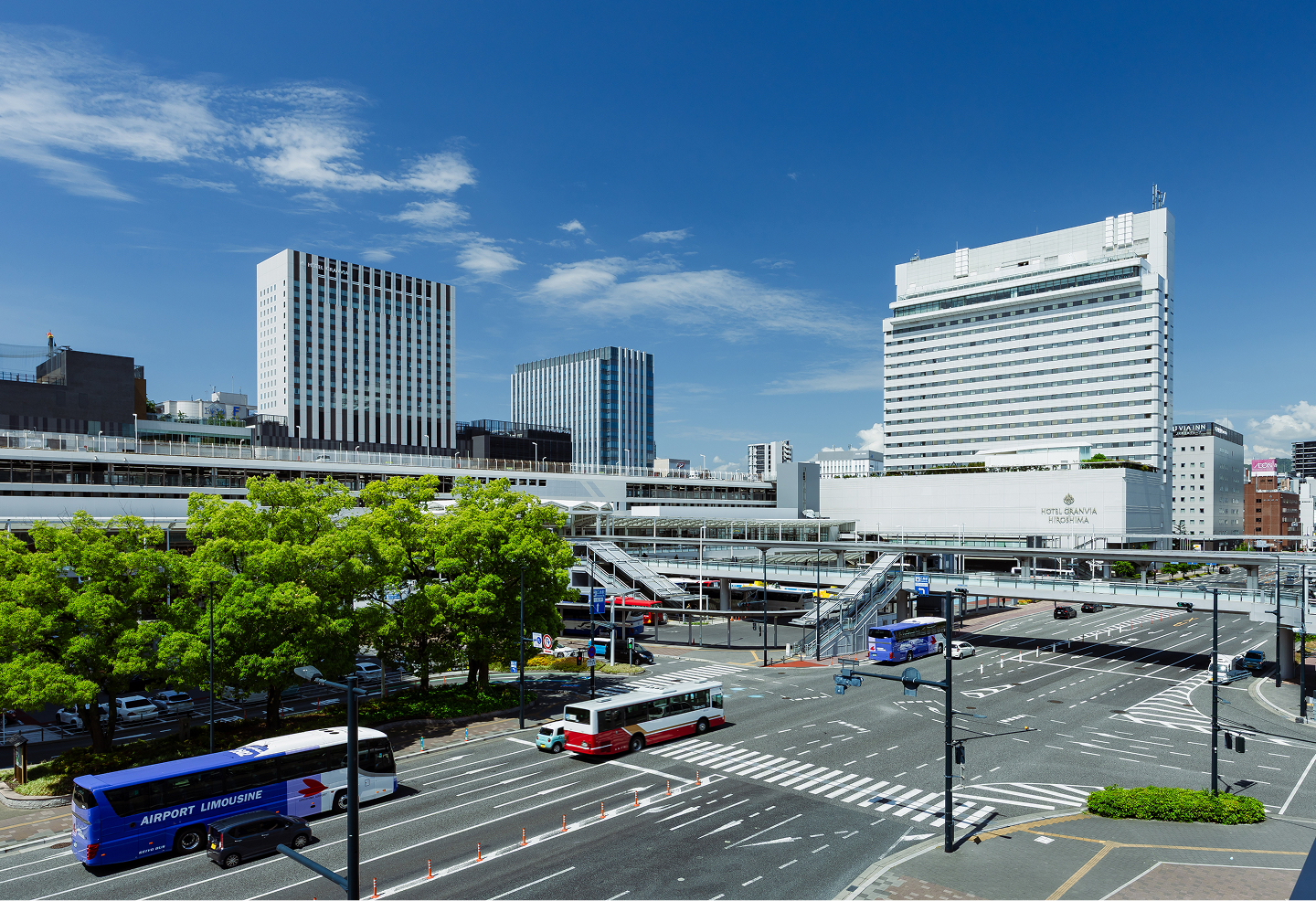 駅のホームを疾走する新幹線