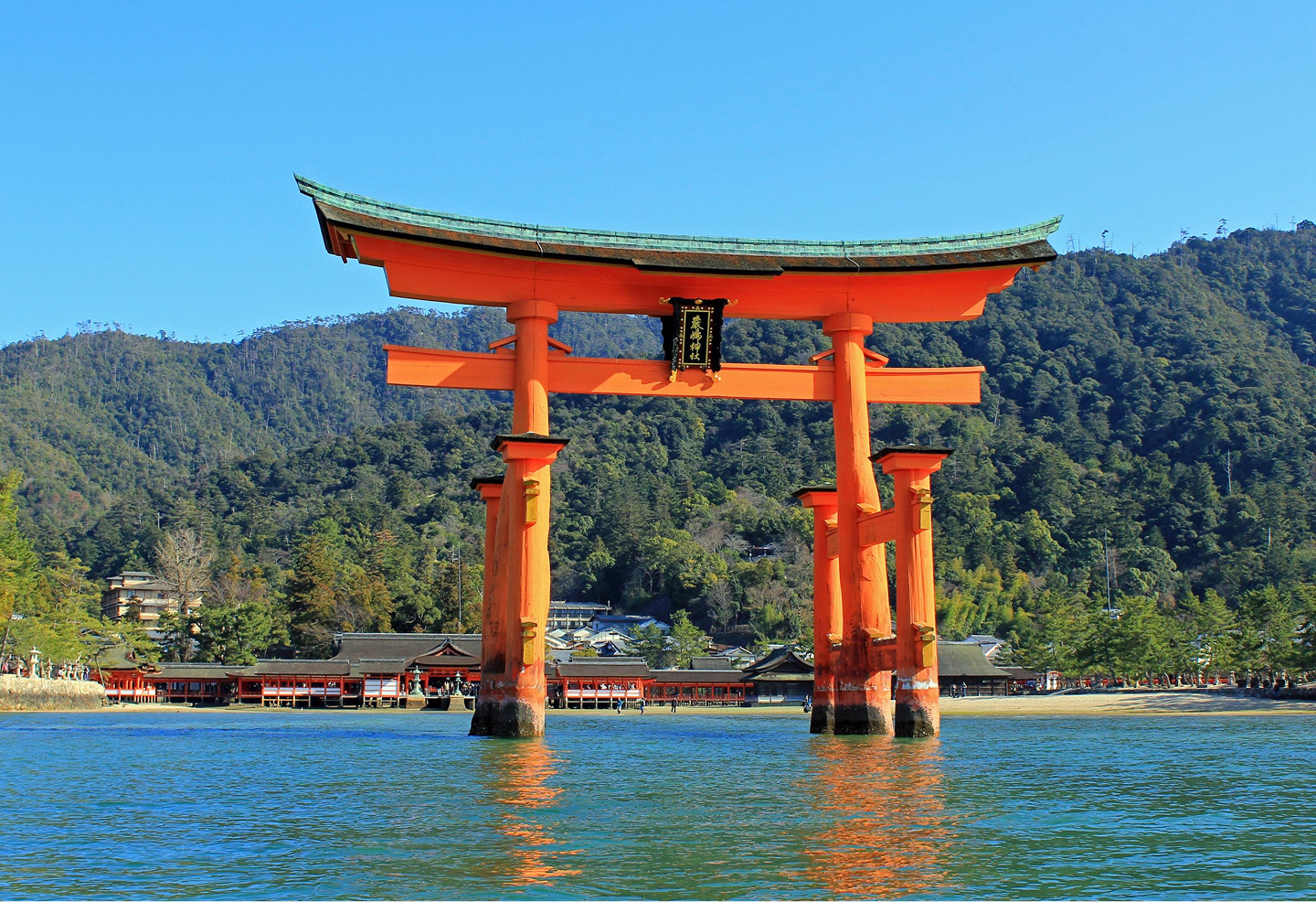 夕暮れ時の清水寺の舞台と広島市街