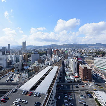 ライトアップされた広島駅ビルとホテル外観