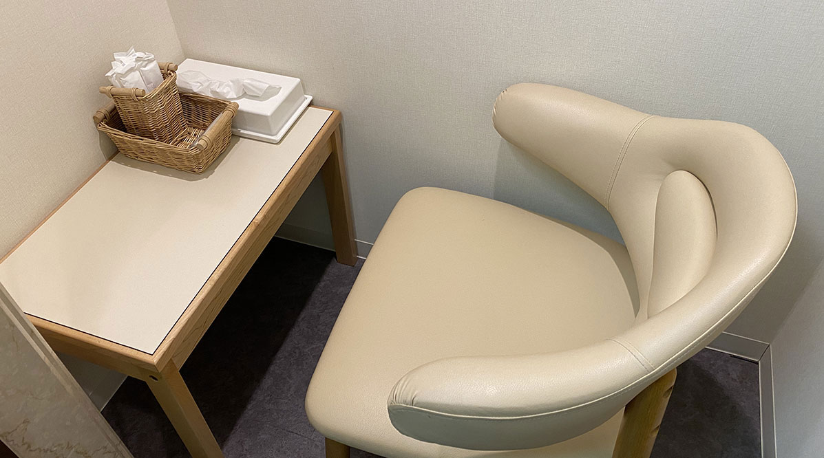 授乳時にゆったりと座れる椅子とサイドテーブルを備えたベビーケアコーナー