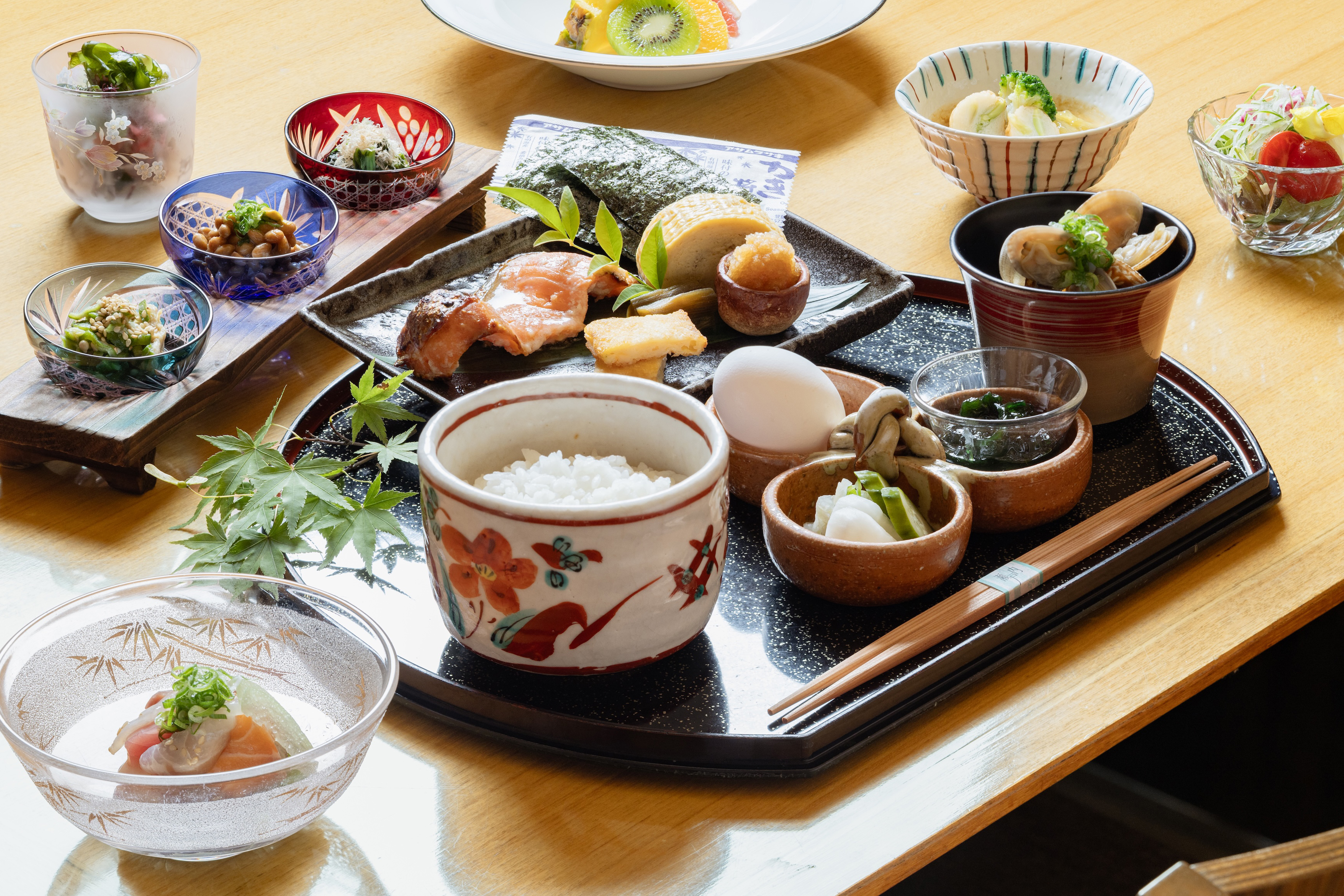 和朝食の膳。焼き魚、豆腐、玉子焼き、小鉢、ご飯、味噌汁などが整然と並んだ日本料理の朝食セット。
