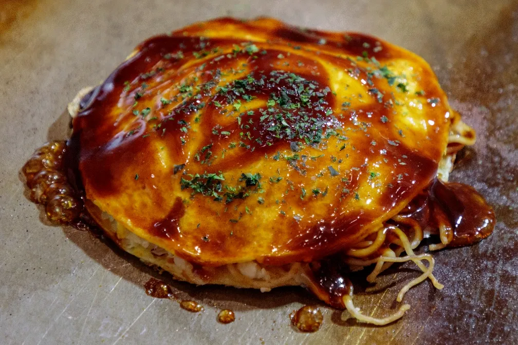 オタフクソースで仕上げた広島名物お好み焼き