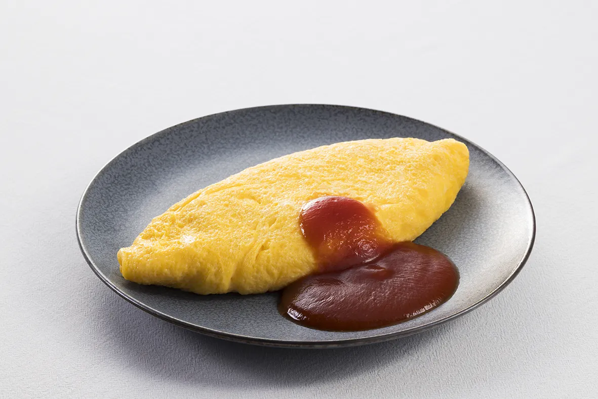 シェフが目の前で焼き上げる出来立てのふわふわオムレツ
