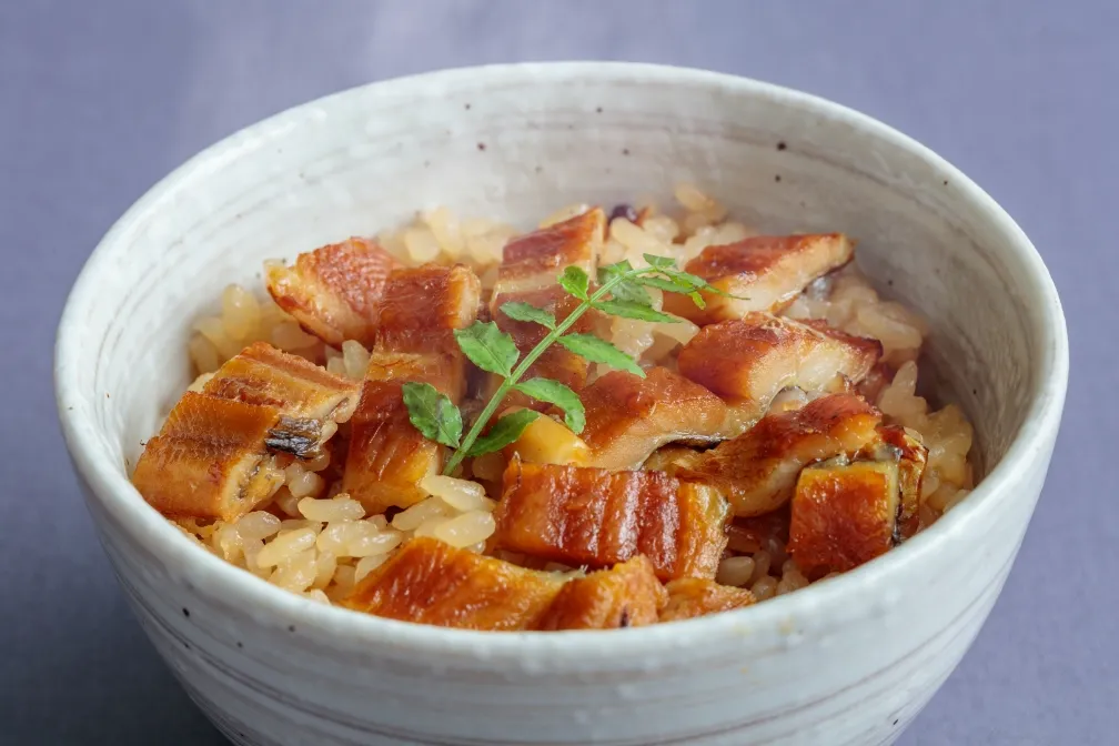 ふっくら煮込んだ煮穴子を盛り付けた名物穴子めし