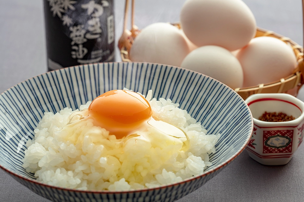 炊きたてのご飯と新鮮な卵で楽しむ、こだわりの卵かけごはん。日本の朝食を代表する一品です。