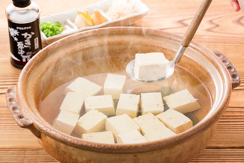 なめらかな喉ごしと大豆本来の甘みを味わう温かい湯豆腐