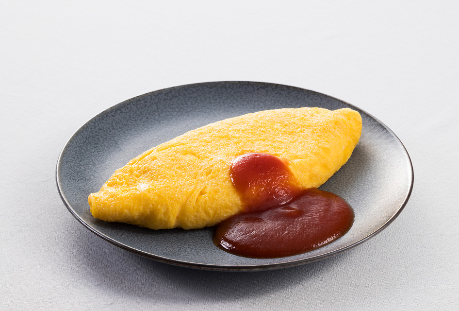 トマトソースが添えられた焼きたてのふんわりオムレツ