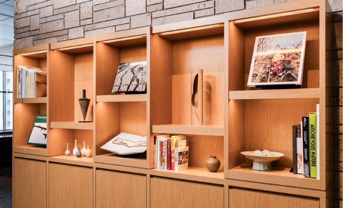 木の温もりを感じる本棚とこだわりのアートや書籍