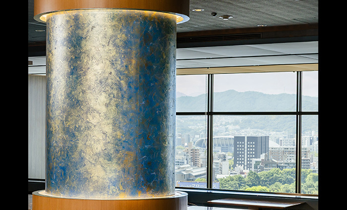 歴清社の箔を用いて瀬戸内の青を表現したシンボルの中央柱
