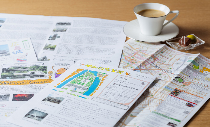 テーブルに広げられた広島の観光マップとコーヒーカップ