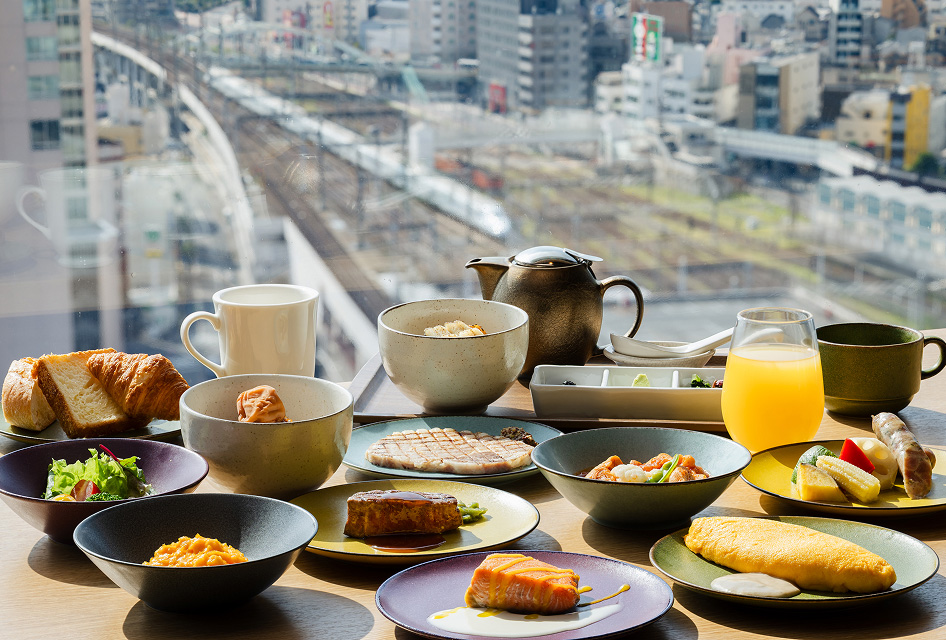 スクランブルエッグと具材が乗った豪華な洋食の朝食プレート。