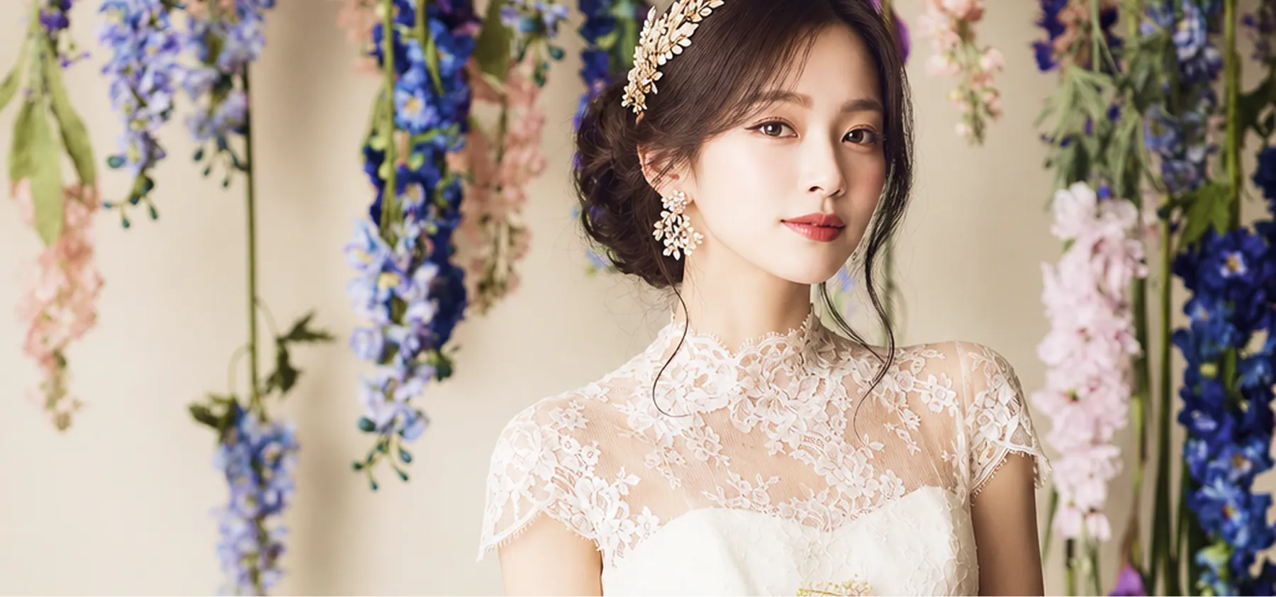 紫色の装飾が施されたテーブルが並ぶ、広々とした結婚披露宴会場です。