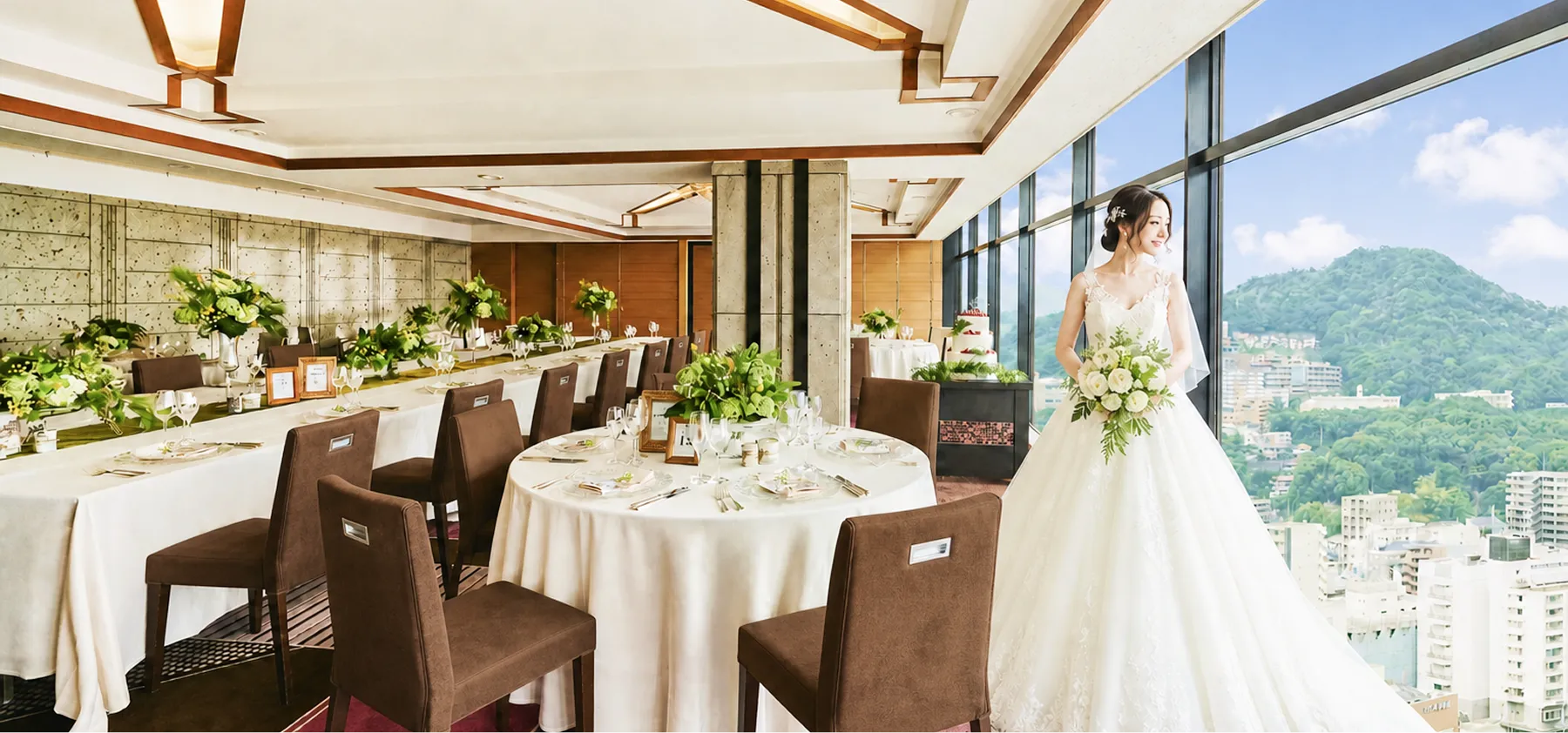 紫色の装飾が施されたテーブルが並ぶ、広々とした結婚披露宴会場です。