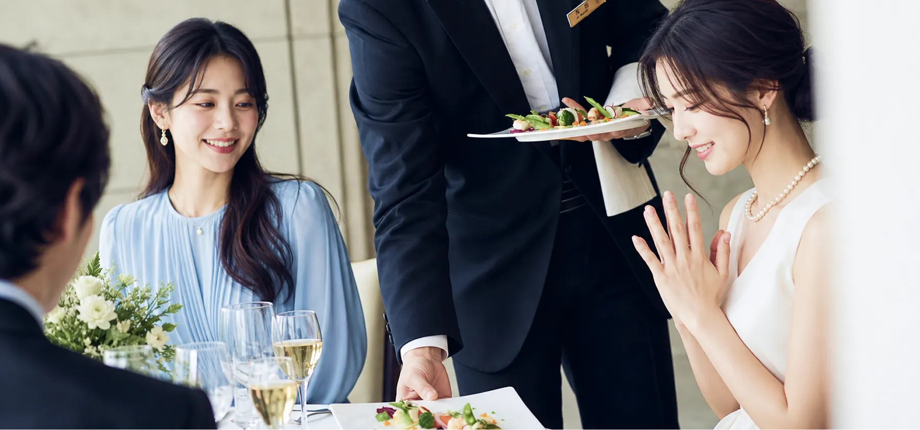 紫色の装飾が施されたテーブルが並ぶ、広々とした結婚披露宴会場です。
