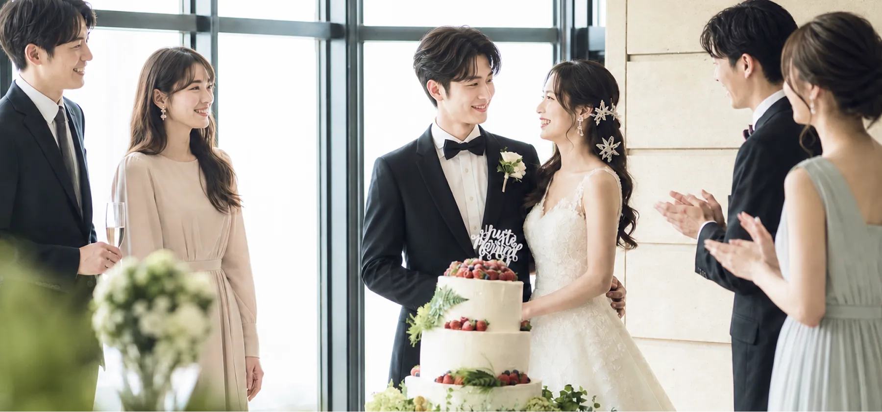 紫色の装飾が施されたテーブルが並ぶ、広々とした結婚披露宴会場です。