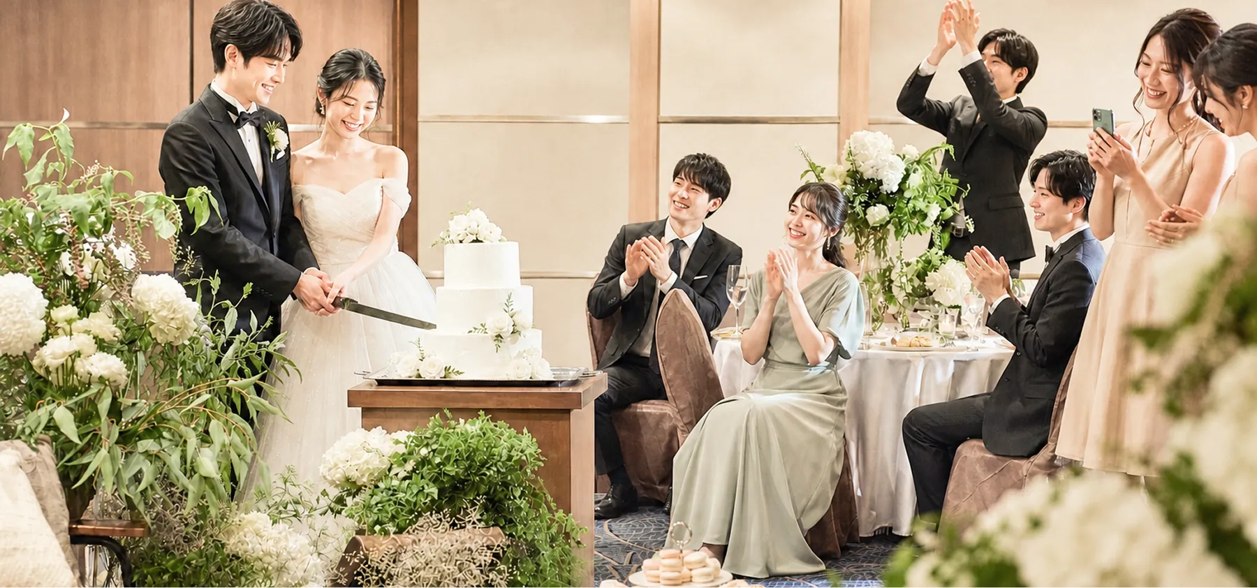 紫色の装飾が施されたテーブルが並ぶ、広々とした結婚披露宴会場です。