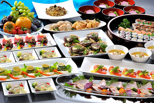 サラダ、汁物、温菜が並ぶ和洋折衷のビュッフェ料理