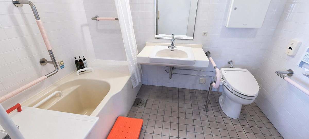 浴槽やトイレまわりに手すりを備えたユニバーサルルームのバスルーム