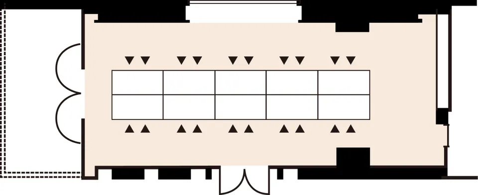机と椅子が配置された宴会場のレイアウト図