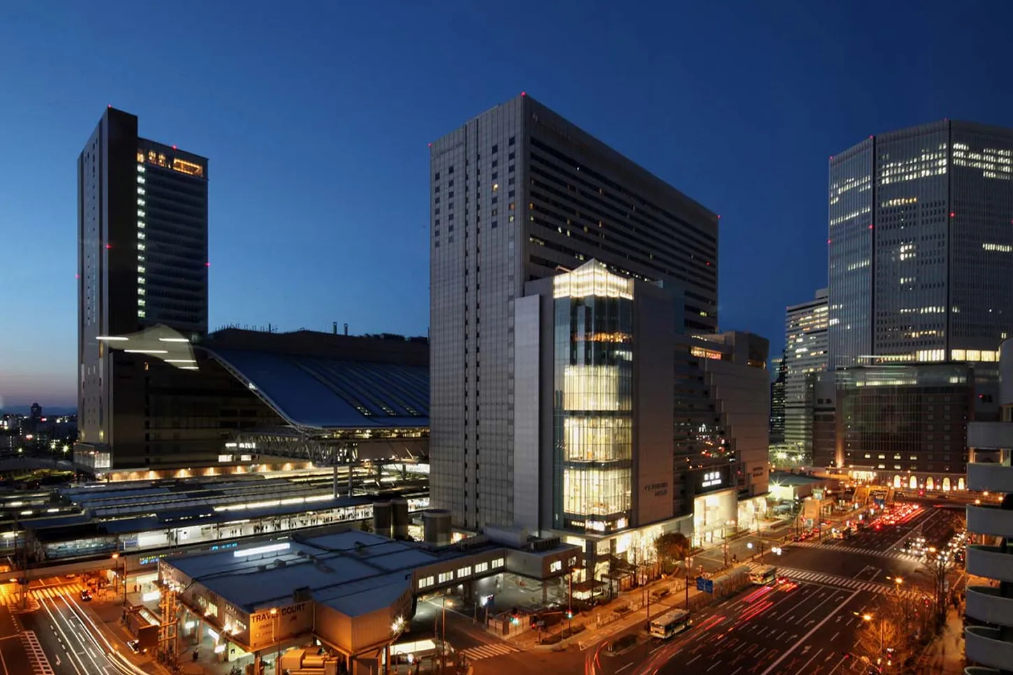 大阪駅ビルとホテルグランヴィア大阪の夜景