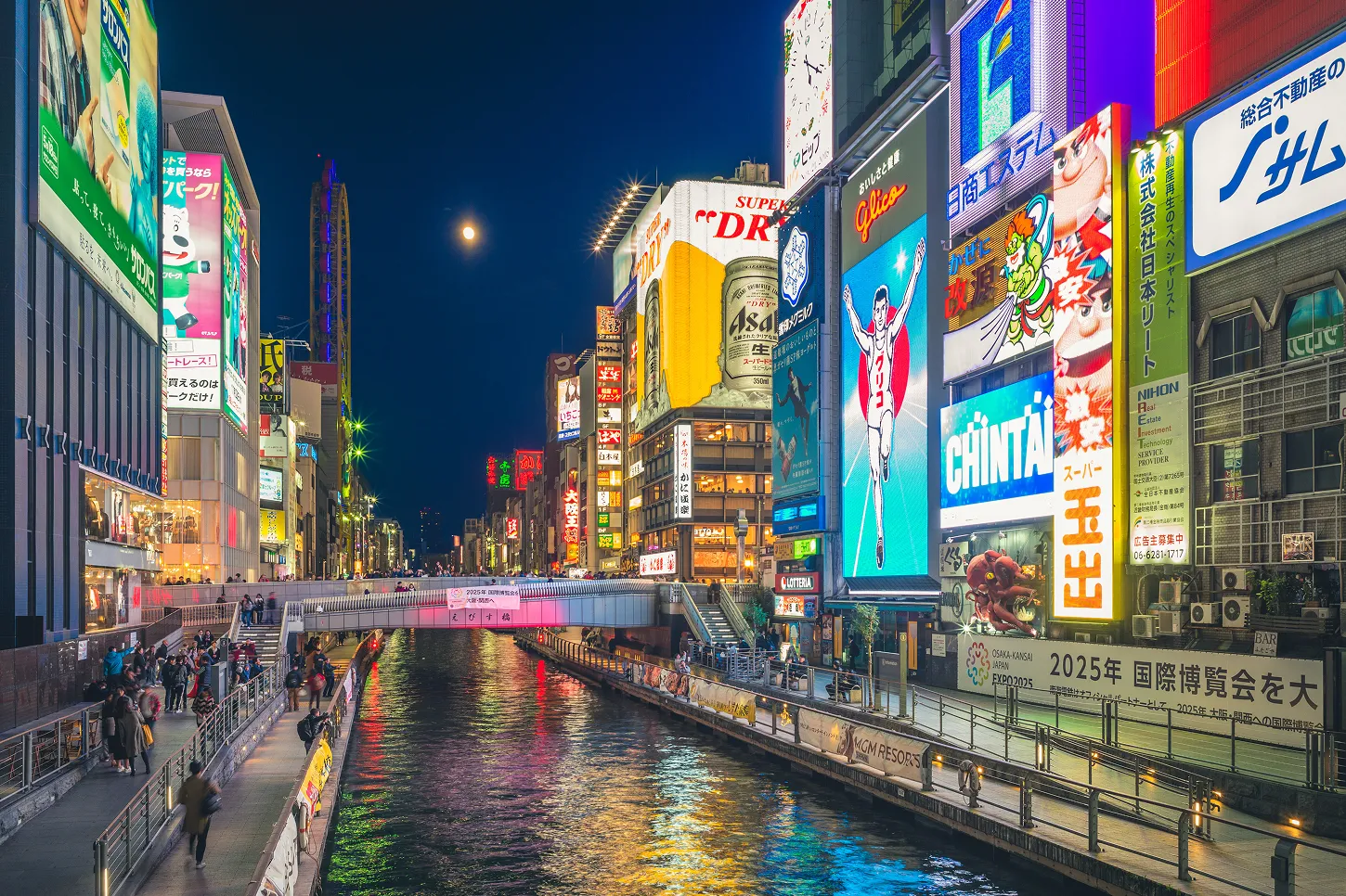 夕暮れ時の清水寺の舞台と大阪市街