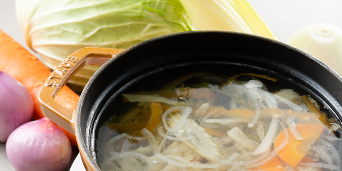 鍋の中で煮込まれる様々な野菜の端材で作られたスープ。